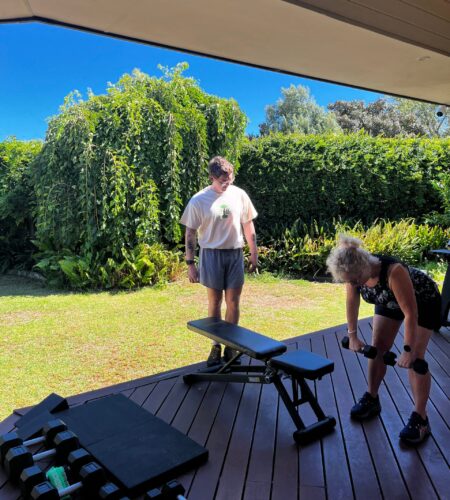Personal trainer training client